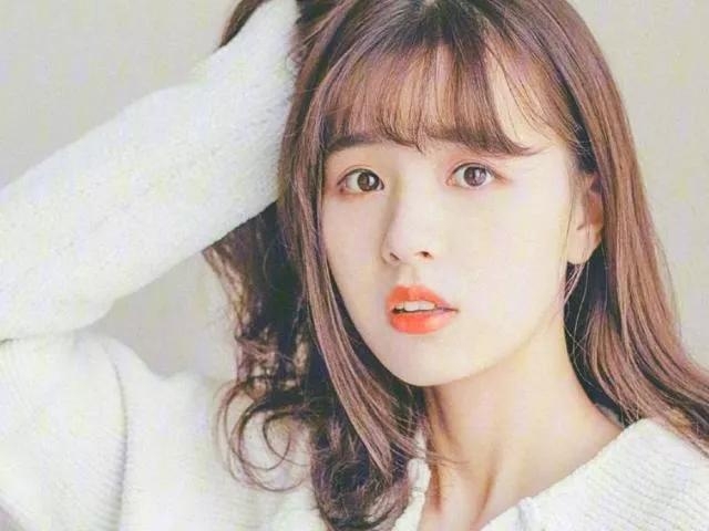 看着清纯实际心机（看则清纯实际上是不正经的女人）
