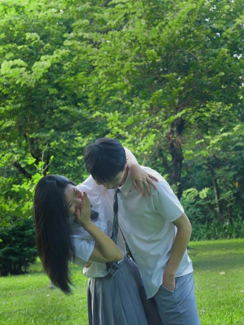广州男女朋友闹矛盾被车撞