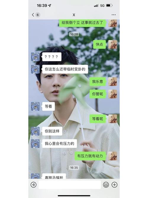 小哥哥罚女友跪下舔脚视频