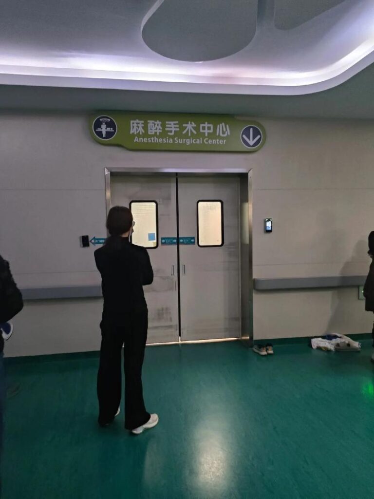婆婆在手术室外大哭怎么办