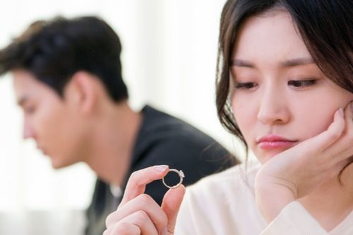 老公总是怀疑我出轨怎么办,面对老公的出轨疑虑,如何重建和谐关系