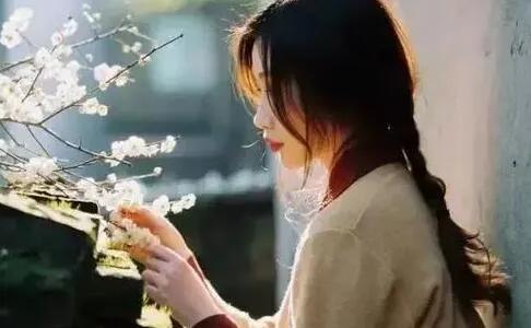绝情的女人说说心情短语（怎么让绝情的女人回心转意呢？）
